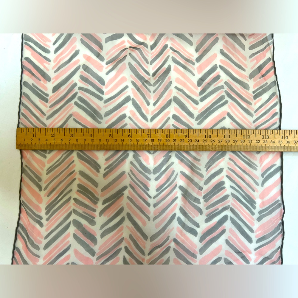 Shear Scarf Pink Gray Print Rectangle Rolled Edge 14"x 42" Unbranded Lightweight - Picture 4 of 6